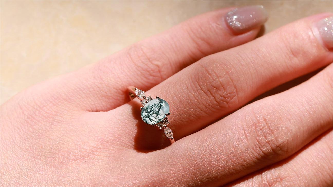 What Metaphysical Characteristics Does Green Moss Agate Possess?